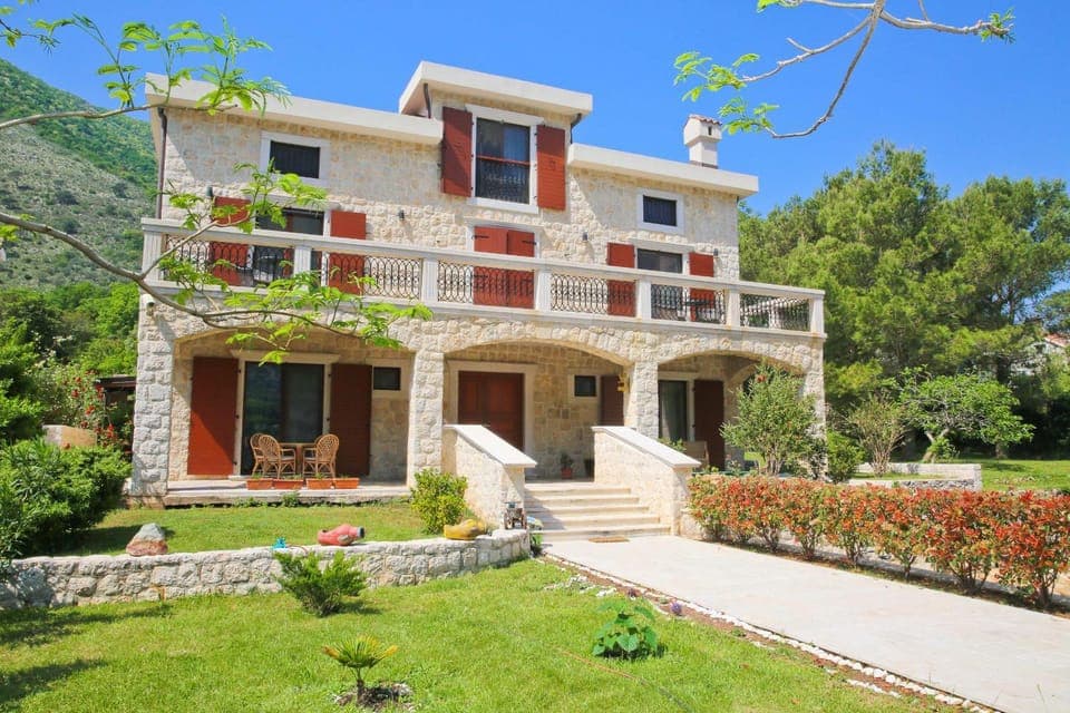 Neighbourhood, Natural landscape