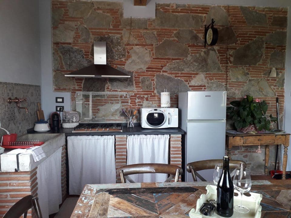 Kitchen or kitchenette, minibar