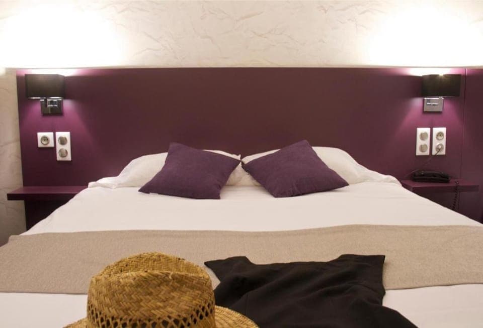 Property building, Bed, Bedroom