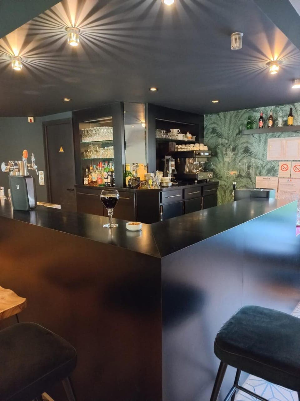 Property building, Restaurant/places to eat, Lounge or bar, Drinks, Alcoholic drinks, Non alcoholic drinks