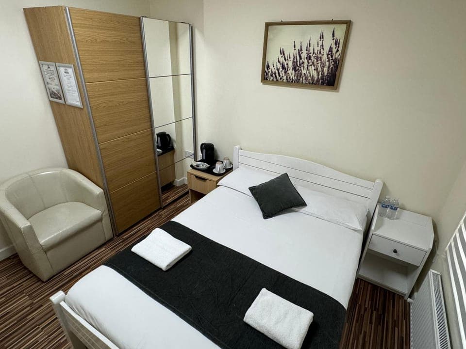 Bed, TV and multimedia, wardrobe