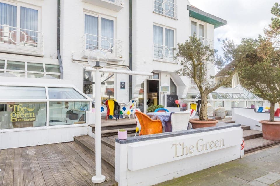 Property building, Facade/entrance, Balcony/Terrace, Decorative detail