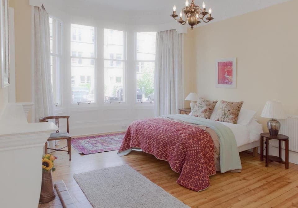 Bed, Day, View (from property/room), Decorative detail, Bedroom, Guests, Street view, children, group of guests, cot, Family