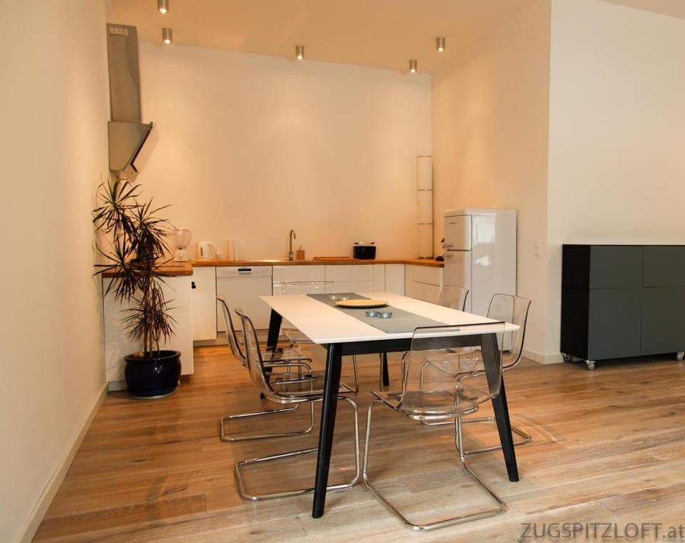 Kitchen or kitchenette, Dining area