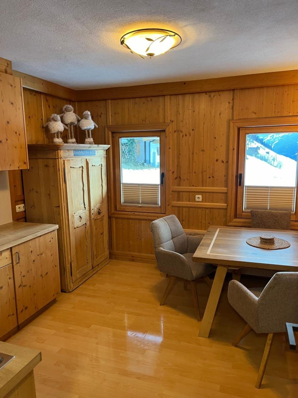 Kitchen or kitchenette, Seating area, Dining area