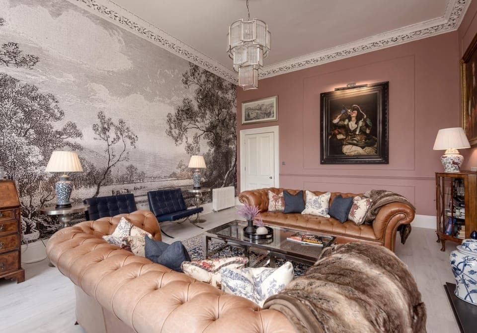 Nearby landmark, Restaurant/places to eat, Day, People, Activities, Living room, Decorative detail, Seating area, Tennis court, Hiking, Cycling, Evening entertainment, Guests, City view, Landmark view, Mountain view, Street view, Area and facilities, Supermarket/grocery shop, Shopping Area, Entertainment, Seasons, Time of day, Sunrise, Sunset, children, older children, group of guests, cot, Family