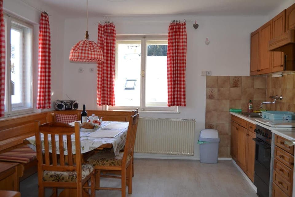 Kitchen or kitchenette, Dining area