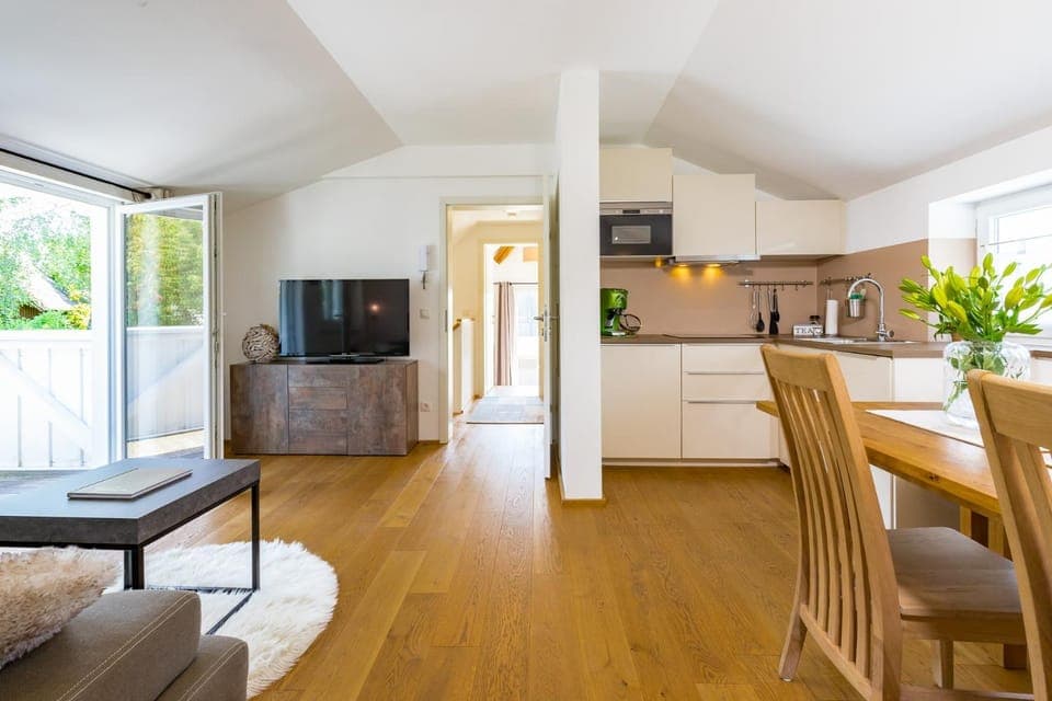 TV and multimedia, Kitchen or kitchenette, Living room, Seating area, Dining area