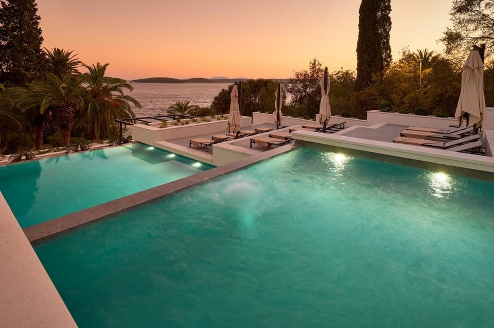 Natural landscape, Pool view, Sea view, Swimming pool, sunbed