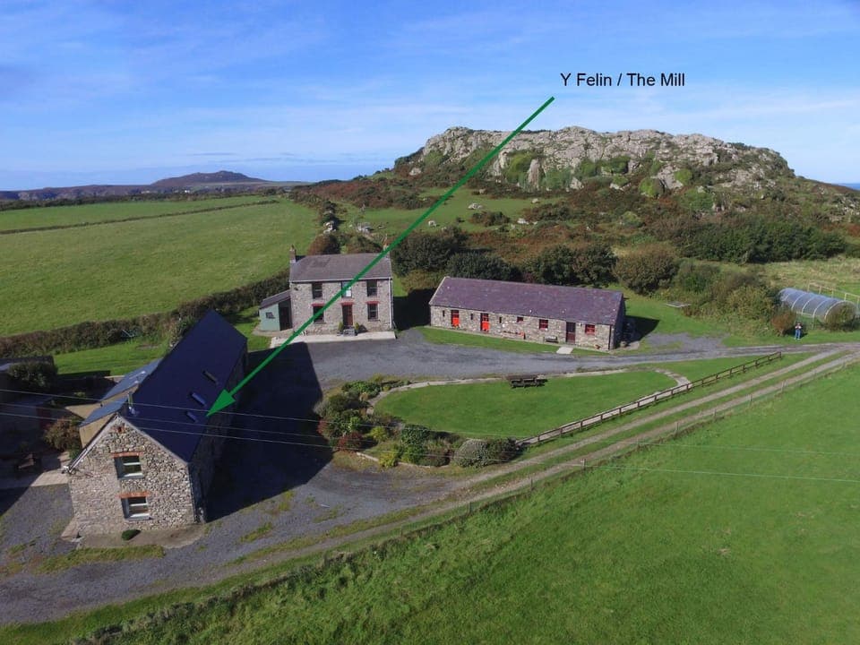 Facade/entrance, Bird's eye view