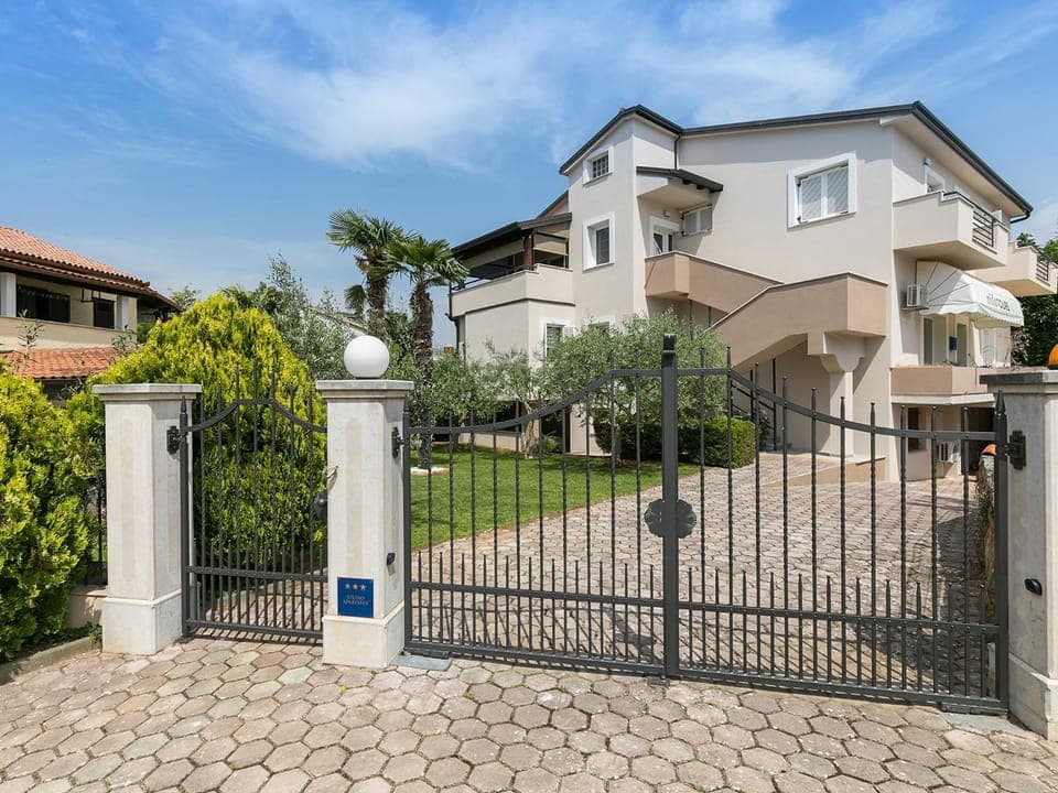 Property building, Day, Garden, Garden view