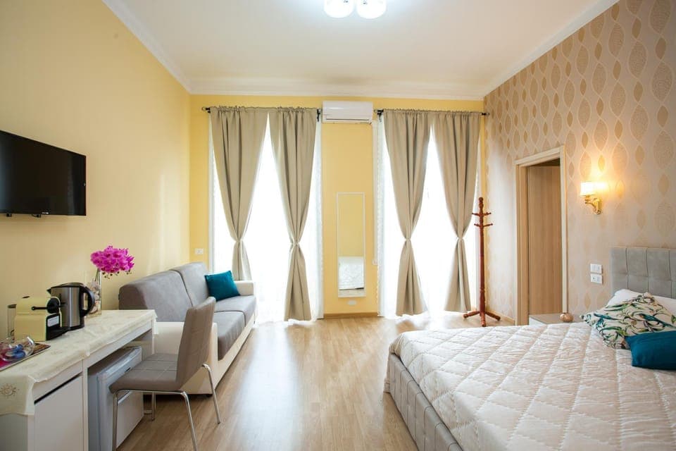 Shower, Nearby landmark, Restaurant/places to eat, Neighbourhood, Bathroom, Coffee/tea facilities, Balcony/Terrace, Photo of the whole room, Evening entertainment, Bedroom, Supermarket/grocery shop, Shopping Area