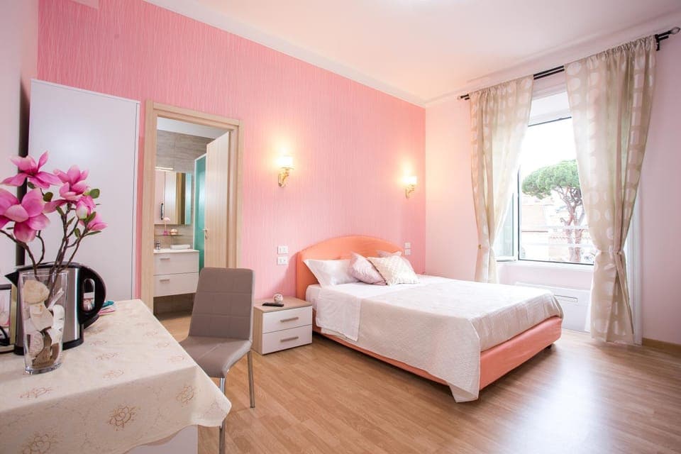 Shower, Nearby landmark, Restaurant/places to eat, Bathroom, Coffee/tea facilities, Photo of the whole room, Bedroom, Landmark view, Landmark view, Supermarket/grocery shop, Shopping Area