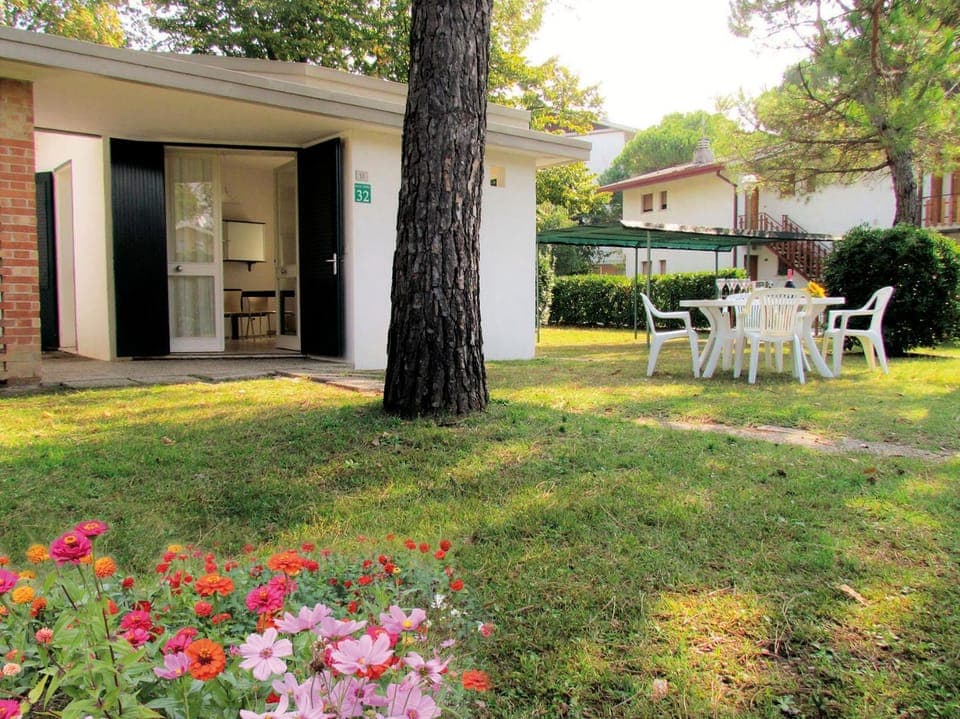 Property building, Facade/entrance, Garden