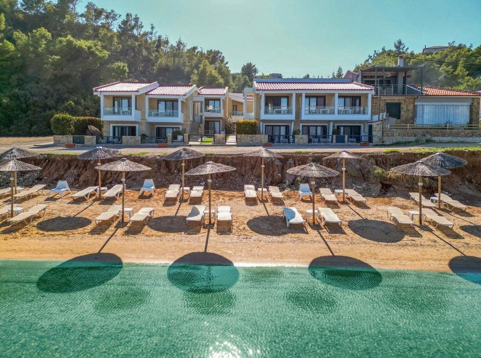 Property building, Day, Natural landscape, Beach, Sea view, sunbed