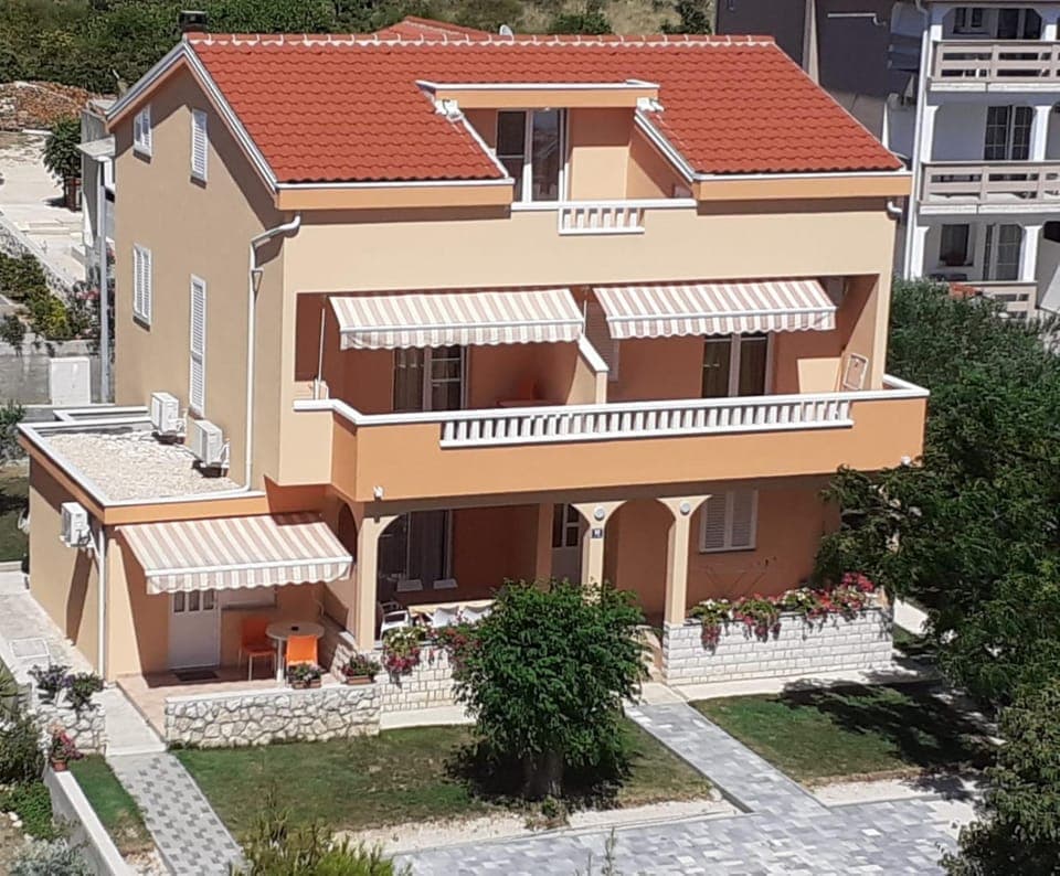 Property building, Bird's eye view, Garden