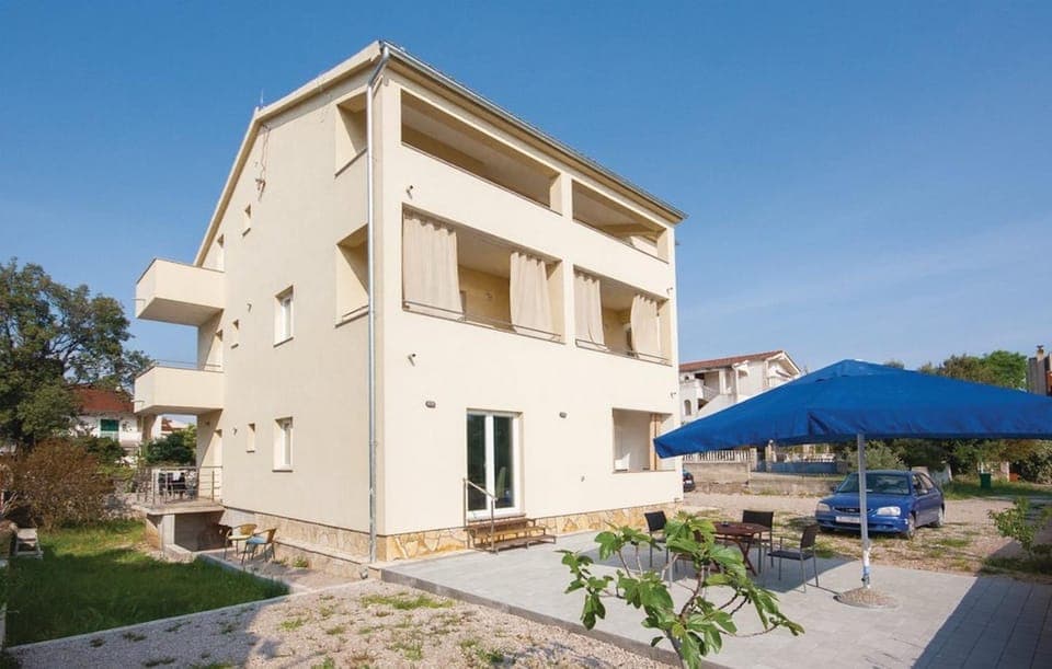 Property building, Day, Summer, BBQ facilities, Garden, Seating area, Parking, sunbed