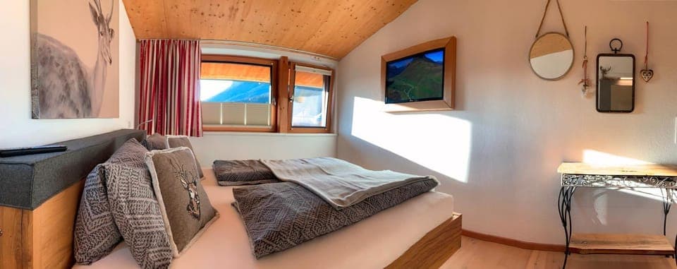 Bed, TV and multimedia, Bedroom