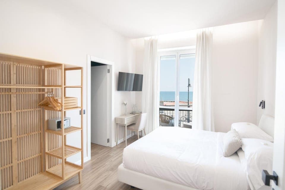 Photo of the whole room, Sea view