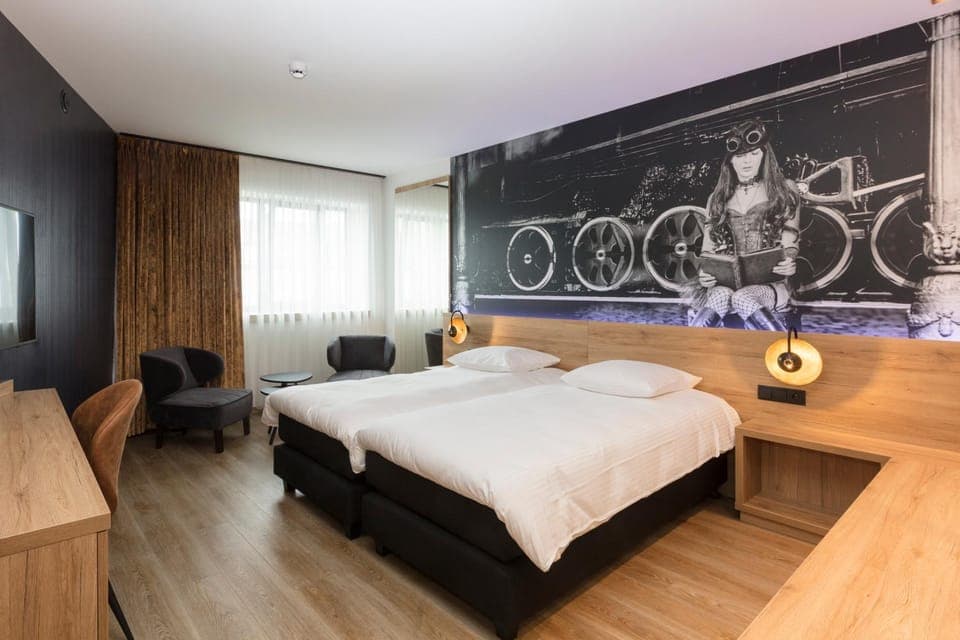 Bed, Photo of the whole room, Seating area, Bedroom