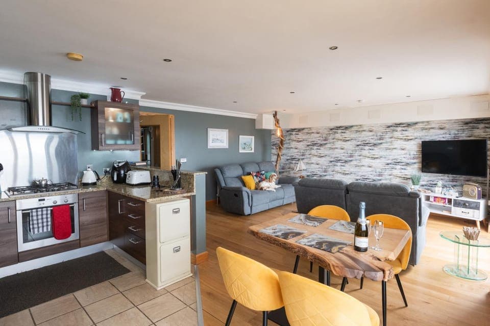 Kitchen or kitchenette, Living room, Seating area, Dining area, oven, pet friendly