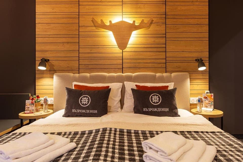 Bed, TV and multimedia, Living room, Seating area, Bedroom, wardrobe