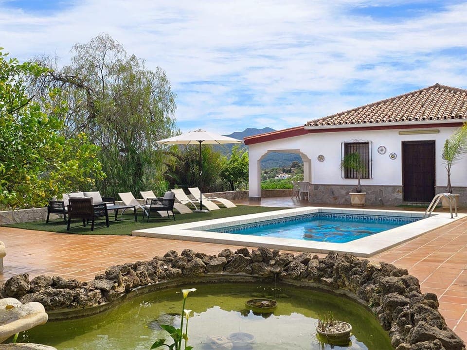 Property building, Solarium, Lake view, Mountain view, Pool view, Swimming pool, sunbed