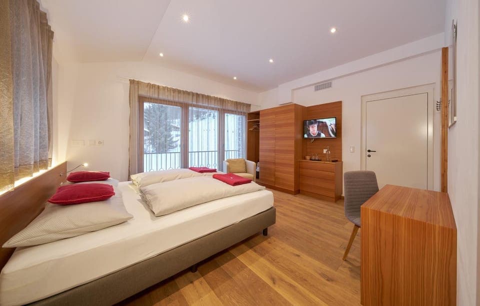 Bed, Photo of the whole room, Seating area, Bedroom, wardrobe