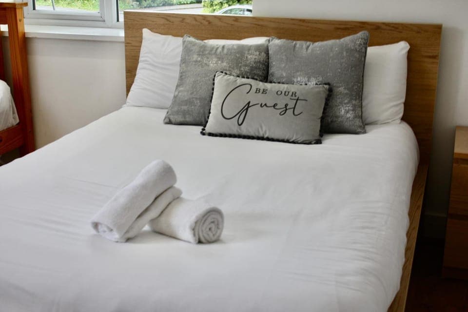 Bed, Photo of the whole room, Bedroom, towels