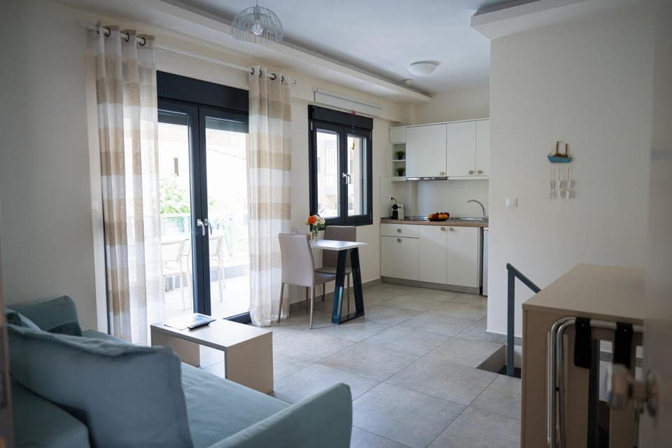 Kitchen or kitchenette, Seating area, Dining area