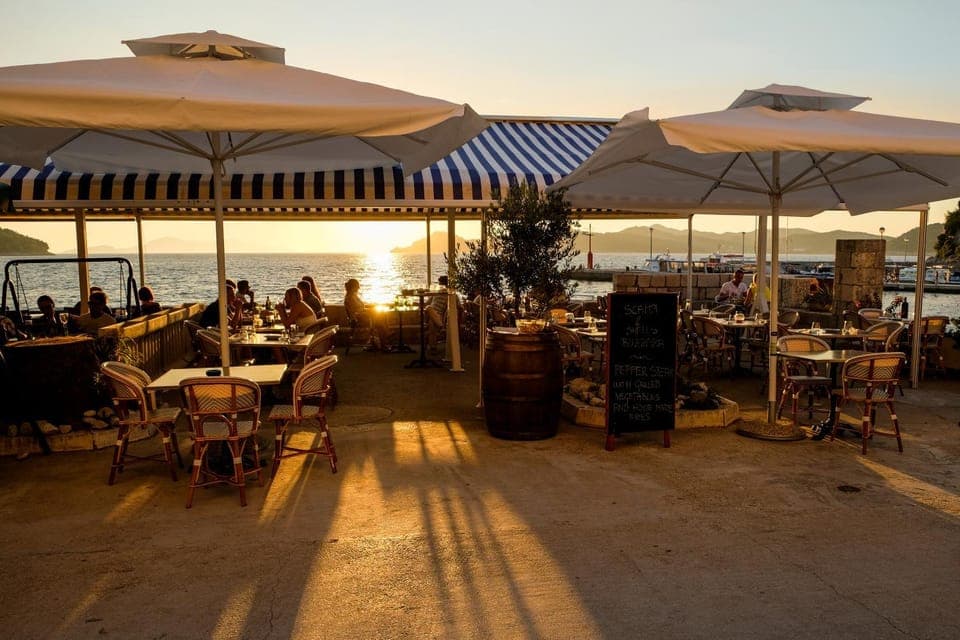 Patio, Restaurant/places to eat, People, Sunset