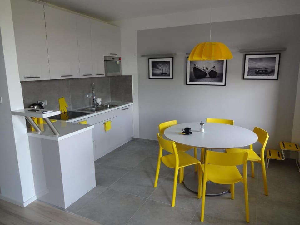 Kitchen or kitchenette, Dining area
