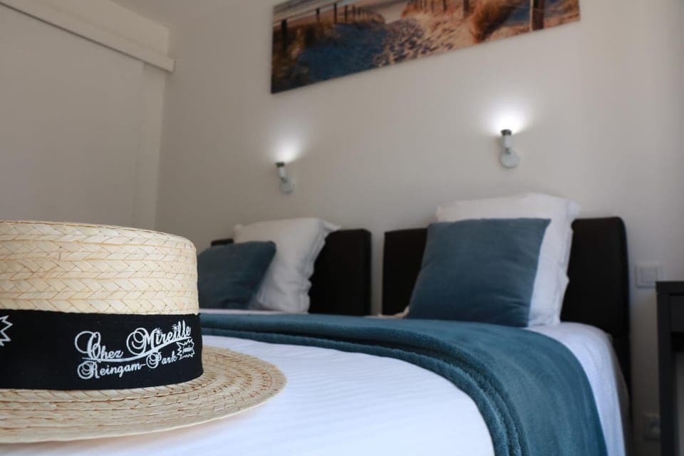 Property building, Bed, Bedroom