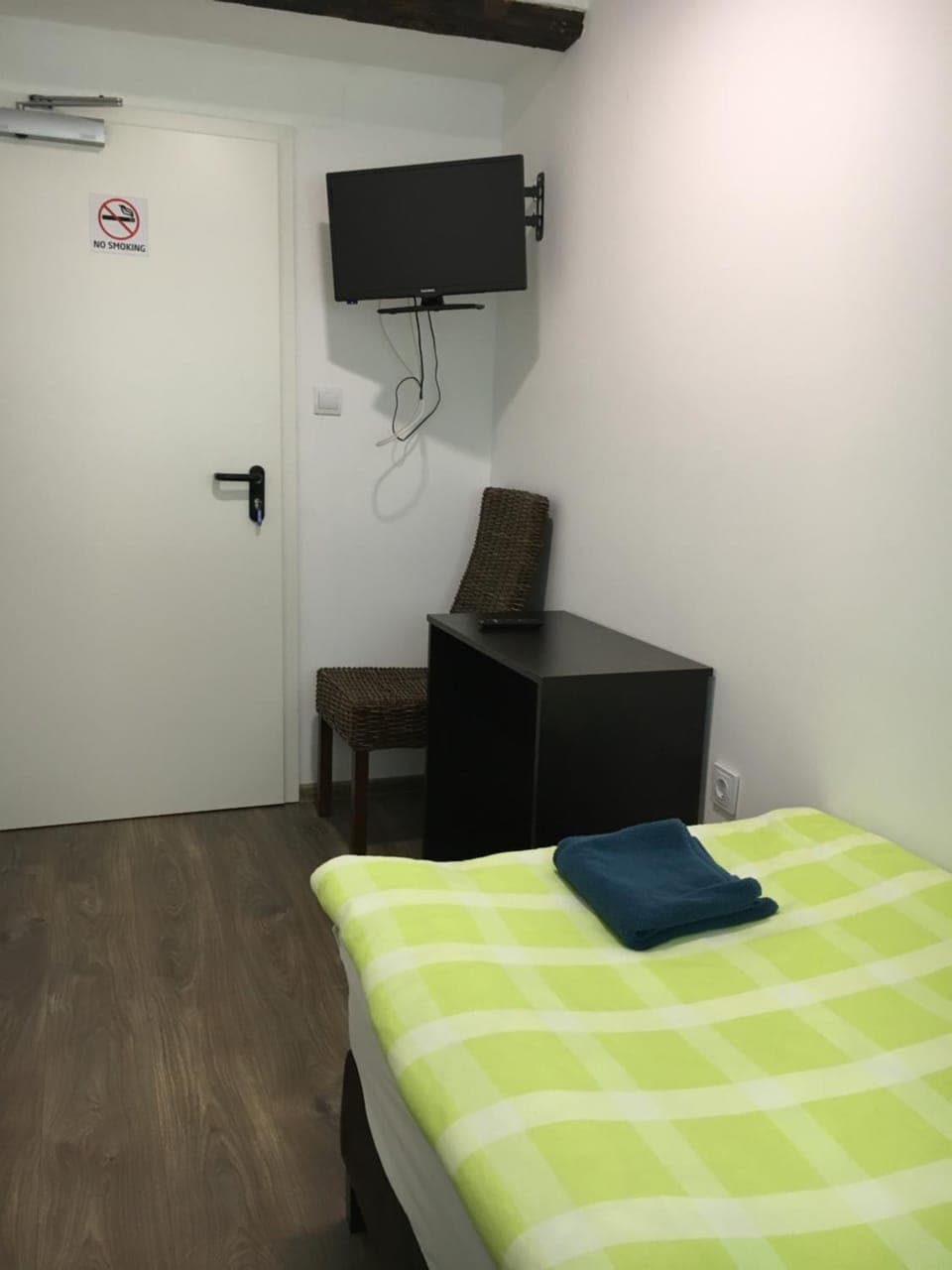 Bed, TV and multimedia, Bedroom