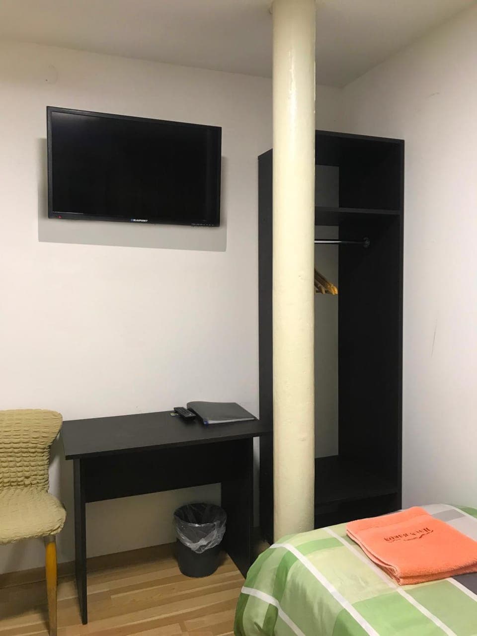 Bed, TV and multimedia, Seating area