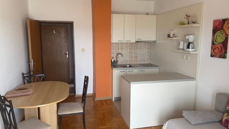 Kitchen or kitchenette, Seating area, Dining area