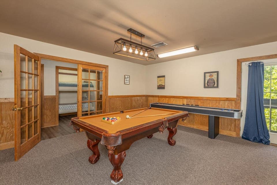 Enourmous Chalet for your perfect family Mountain Retreat Chalet in Pigeon Forge