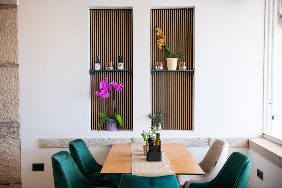 Restaurant/places to eat, Seating area, On site