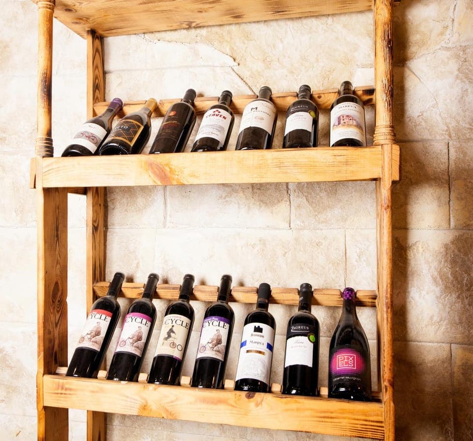 Restaurant/places to eat, Lounge or bar, Food and drinks, Decorative detail, Drinks, Alcoholic drinks