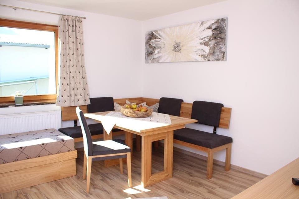 Seating area, Dining area