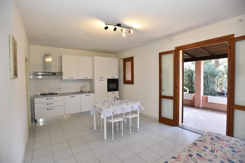 Bed, TV and multimedia, Kitchen or kitchenette, Living room, stove, air conditioner