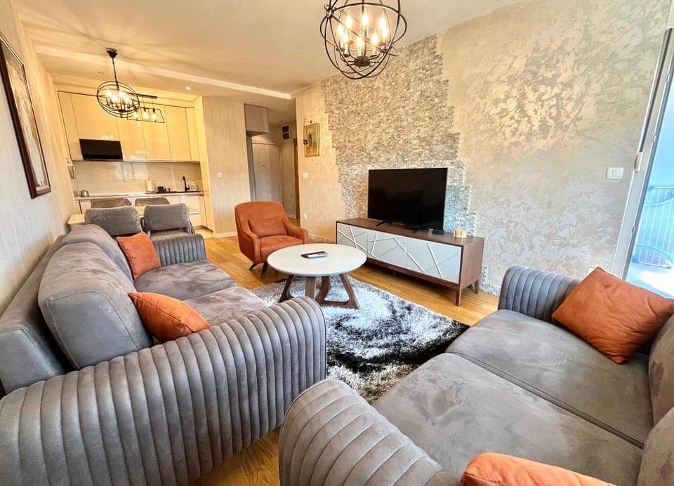 TV and multimedia, Kitchen or kitchenette, Living room, Seating area