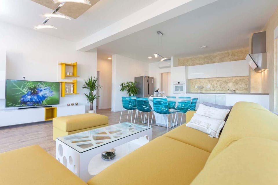 Communal lounge/ TV room, TV and multimedia, Living room, Dining area