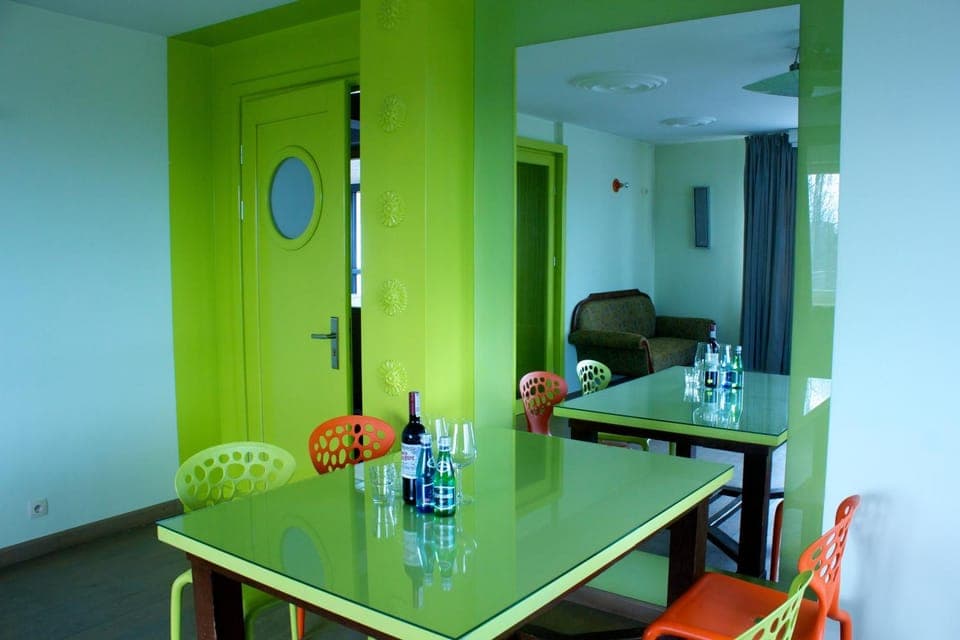 Coffee/tea facilities, Kitchen or kitchenette, Living room, Seating area, Dining area