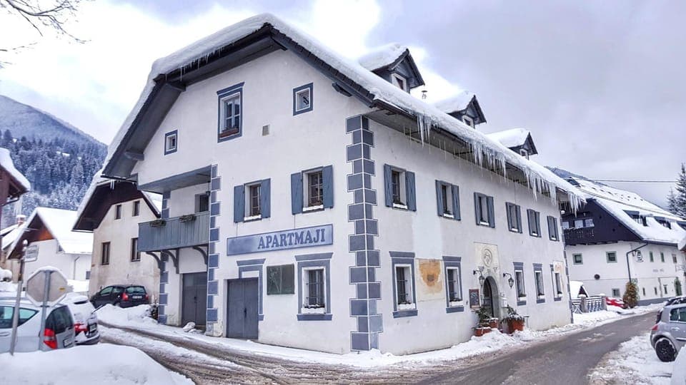 Property building, Facade/entrance, Day, Neighbourhood, Natural landscape, Winter, Mountain view, Street view, Location, Parking