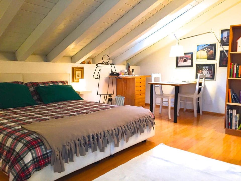 Photo of the whole room, Seating area