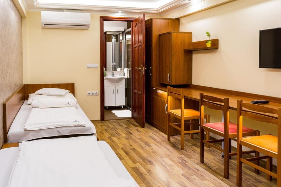 Bed, Bathroom, TV and multimedia, Photo of the whole room, Seating area, Bedroom, Pool view, wardrobe, air conditioner