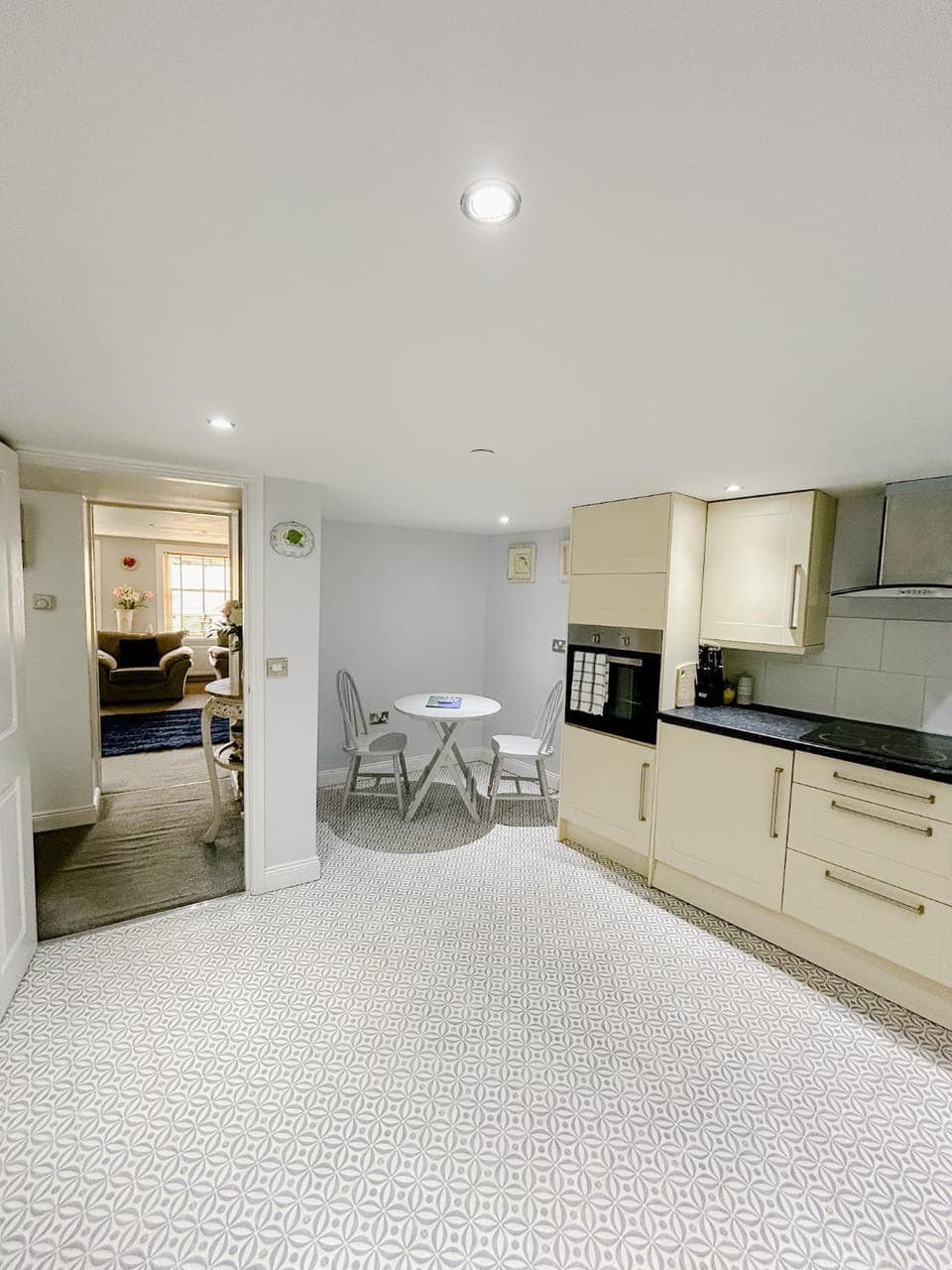 Kitchen or kitchenette, Dining area, oven, stove