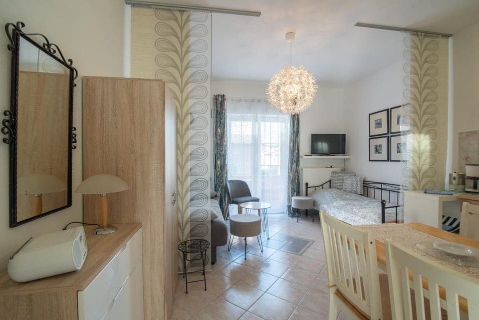 TV and multimedia, Living room, Seating area, Dining area