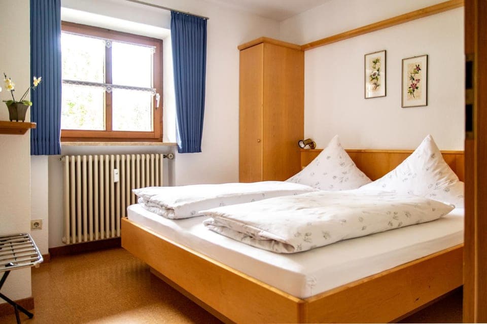 Bed, Natural landscape, Photo of the whole room, Bedroom, Inner courtyard view